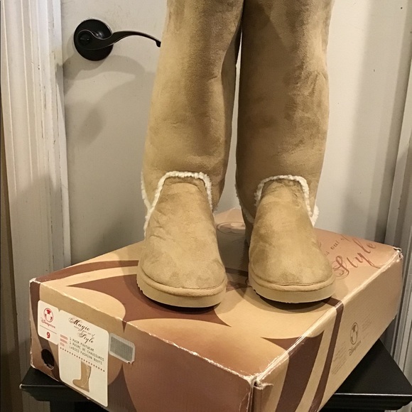 NWT RARE Disney store UGG - Picture 2 of 5